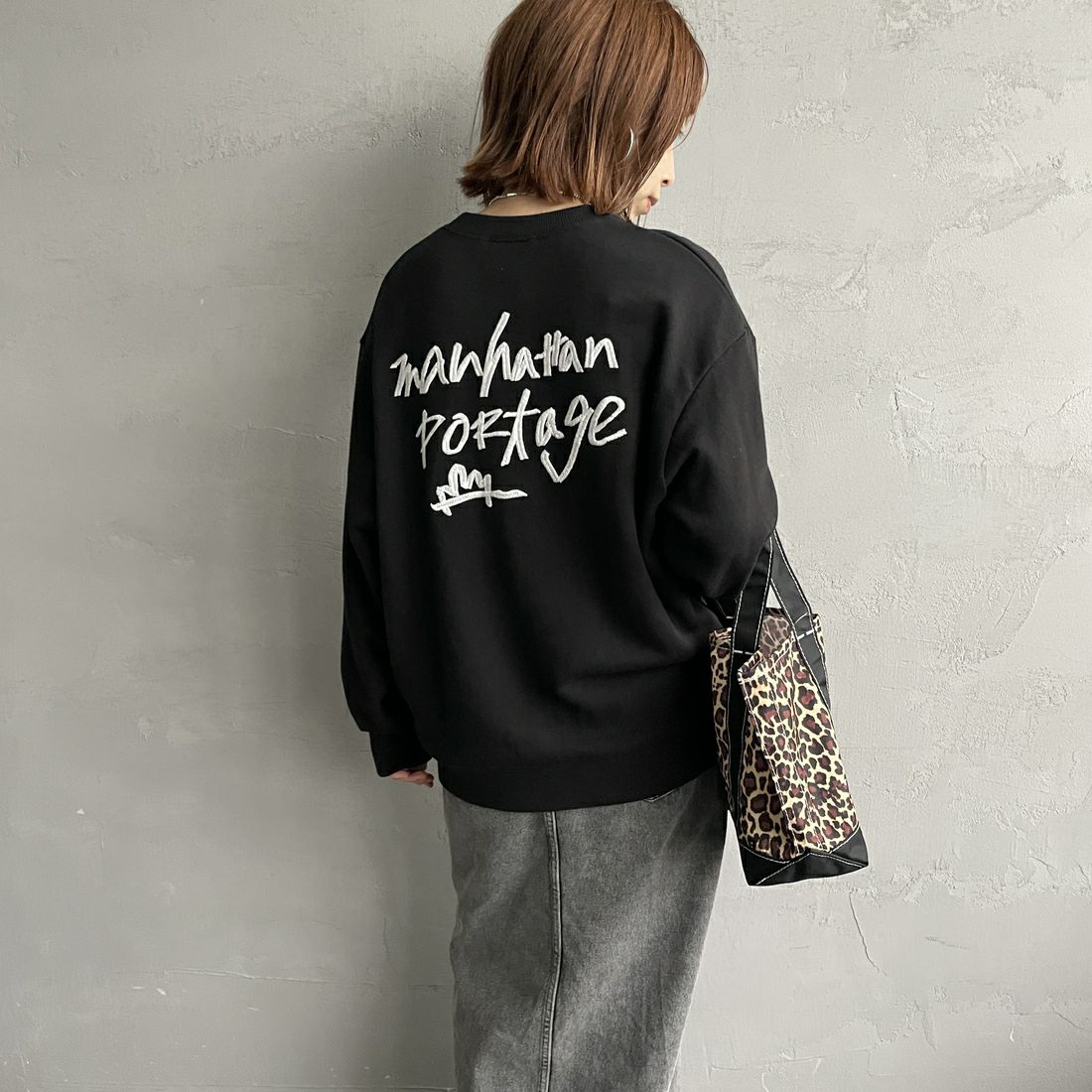 MANHATTAN PORTAGE [マンハッタンポーテージ] 別注 手書き風バック刺繍クルーネックスウェット [25FWMP-IN69-JF] BLACK &&モデル身長：158cm 着用サイズ：S&&