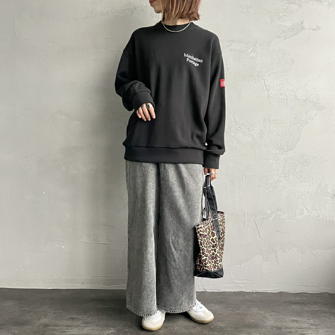 MANHATTAN PORTAGE [マンハッタンポーテージ] 別注 手書き風バック刺繍クルーネックスウェット [25FWMP-IN69-JF] BLACK &&モデル身長：158cm 着用サイズ：S&&