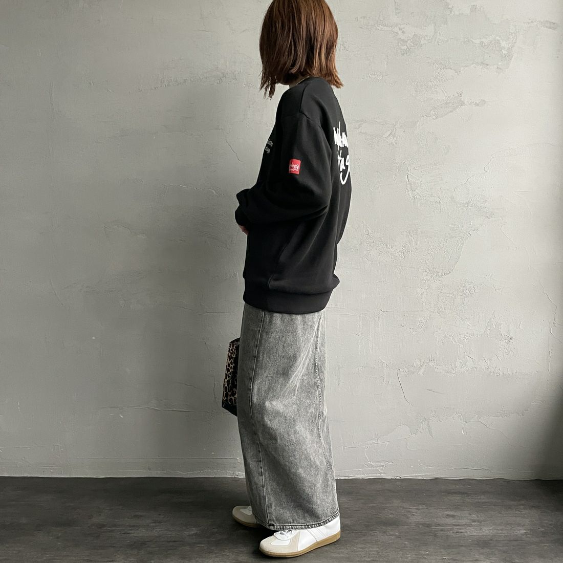 MANHATTAN PORTAGE [マンハッタンポーテージ] 別注 手書き風バック刺繍クルーネックスウェット [25FWMP-IN69-JF] BLACK &&モデル身長：158cm 着用サイズ：S&&