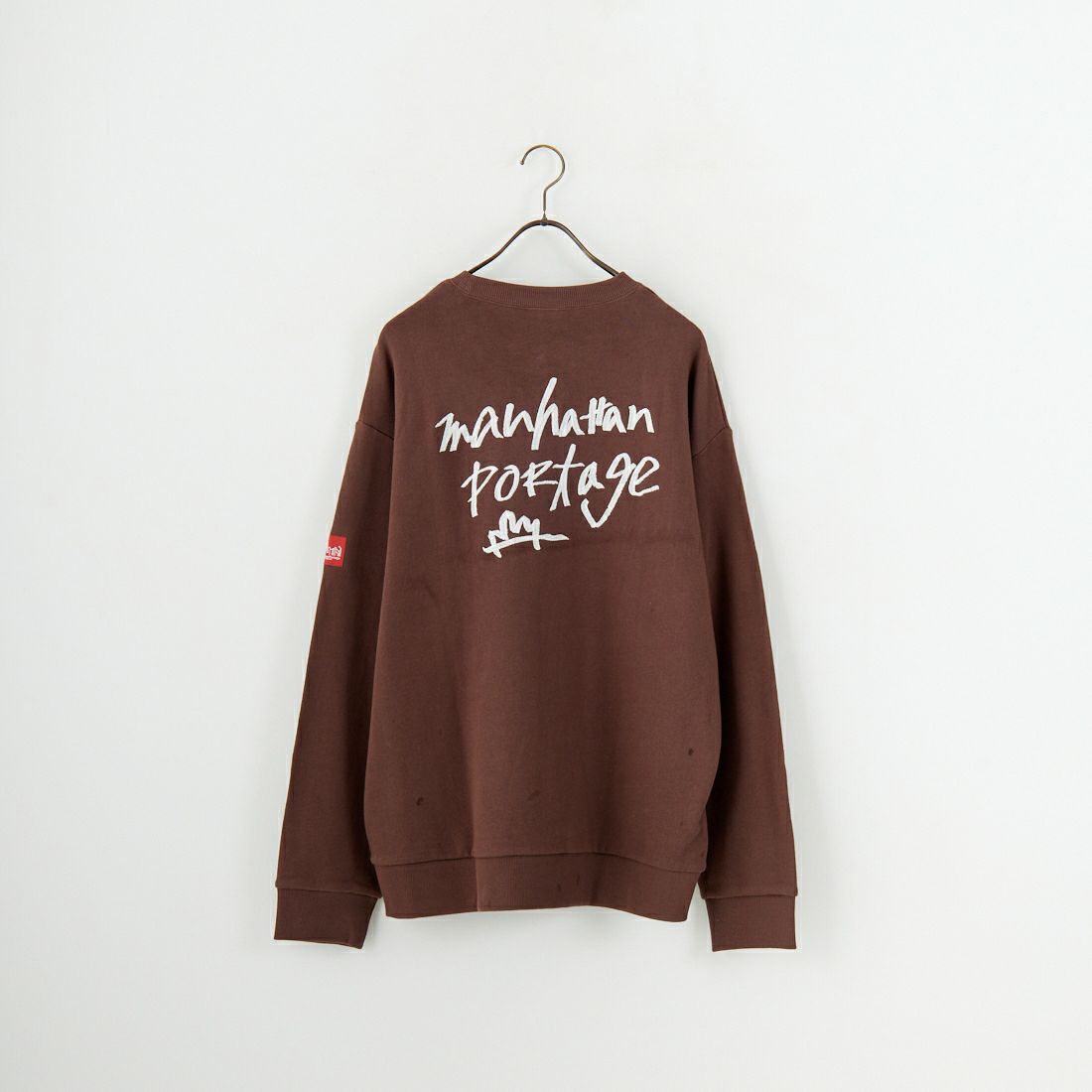 MANHATTAN PORTAGE [マンハッタンポーテージ] 別注 手書き風バック刺繍クルーネックスウェット [25FWMP-IN69-JF] D.BROWN