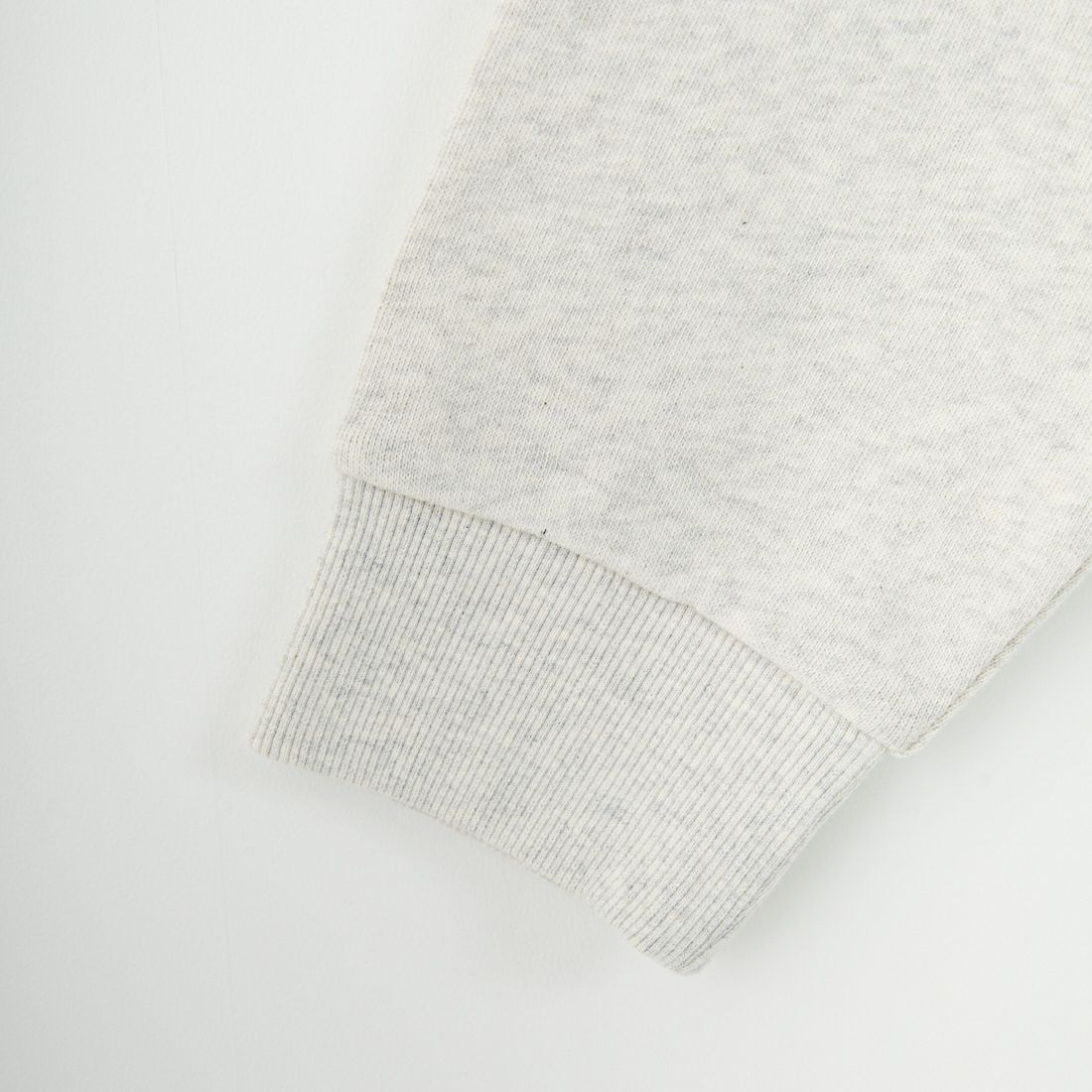 MANHATTAN PORTAGE [マンハッタンポーテージ] 別注 手書き風バック刺繍クルーネックスウェット [25FWMP-IN69-JF] OATMEAL