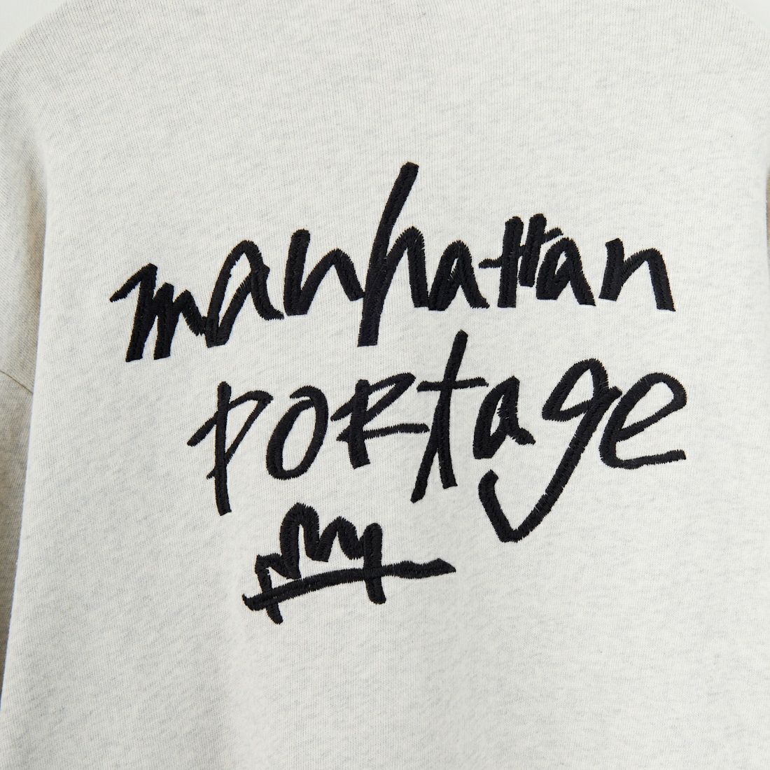 MANHATTAN PORTAGE [マンハッタンポーテージ] 別注 手書き風バック刺繍クルーネックスウェット [25FWMP-IN69-JF] OATMEAL
