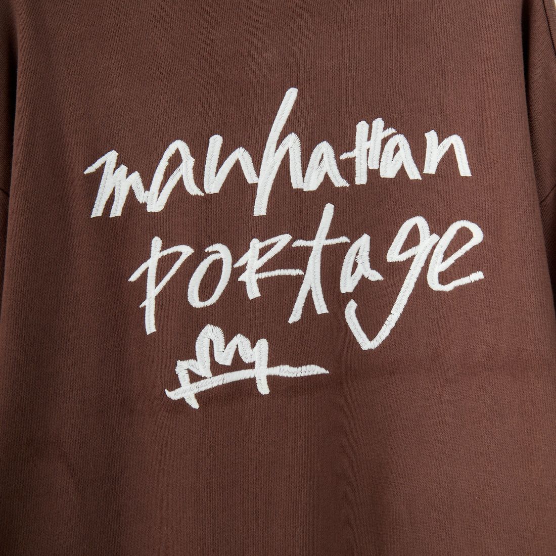 MANHATTAN PORTAGE [マンハッタンポーテージ] 別注 手書き風バック刺繍クルーネックスウェット [25FWMP-IN69-JF] D.BROWN