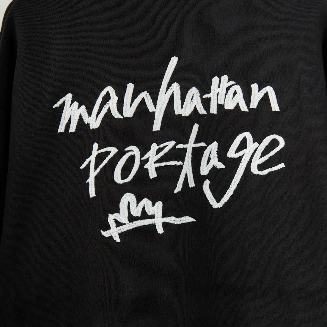 MANHATTAN PORTAGE [マンハッタンポーテージ] 別注 手書き風バック刺繍クルーネックスウェット [25FWMP-IN69-JF] BLACK