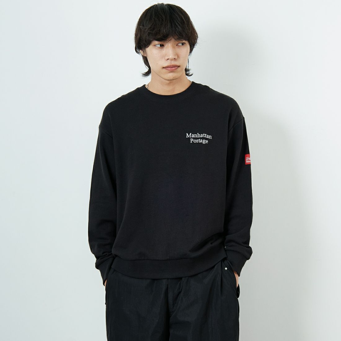 MANHATTAN PORTAGE [マンハッタンポーテージ] 別注 手書き風バック刺繍クルーネックスウェット [25FWMP-IN69-JF] BLACK &&モデル身長：179cm 着用サイズ：L&&