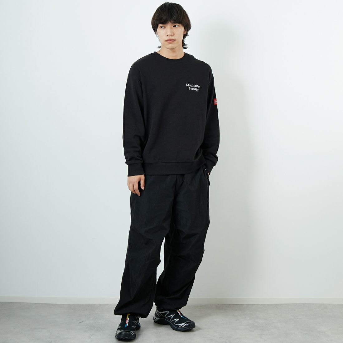 MANHATTAN PORTAGE [マンハッタンポーテージ] 別注 手書き風バック刺繍クルーネックスウェット [25FWMP-IN69-JF] BLACK &&モデル身長：179cm 着用サイズ：L&&