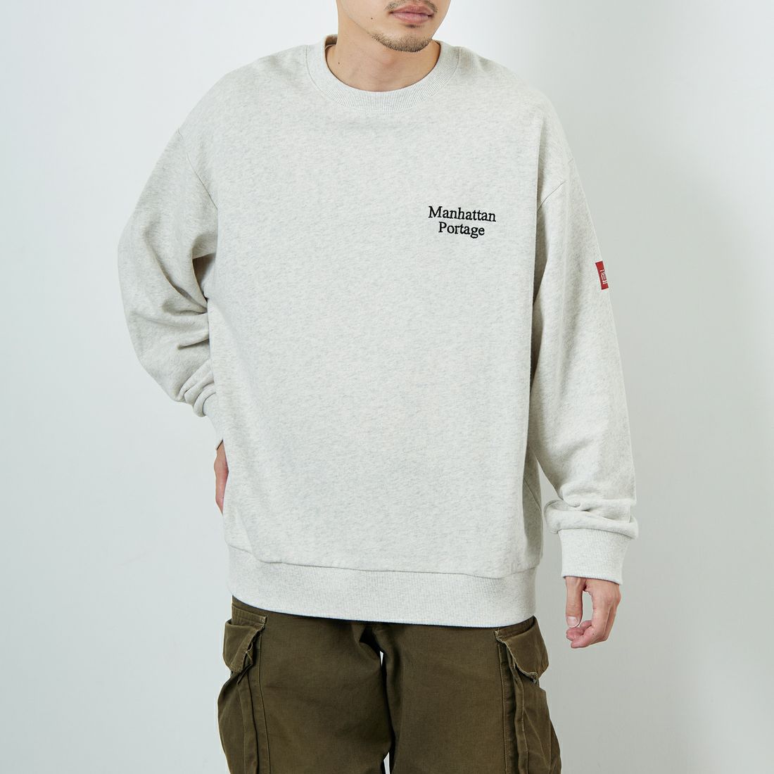 MANHATTAN PORTAGE [マンハッタンポーテージ] 別注 手書き風バック刺繍クルーネックスウェット [25FWMP-IN69-JF] OATMEAL &&モデル身長：168cm 着用サイズ：L&&