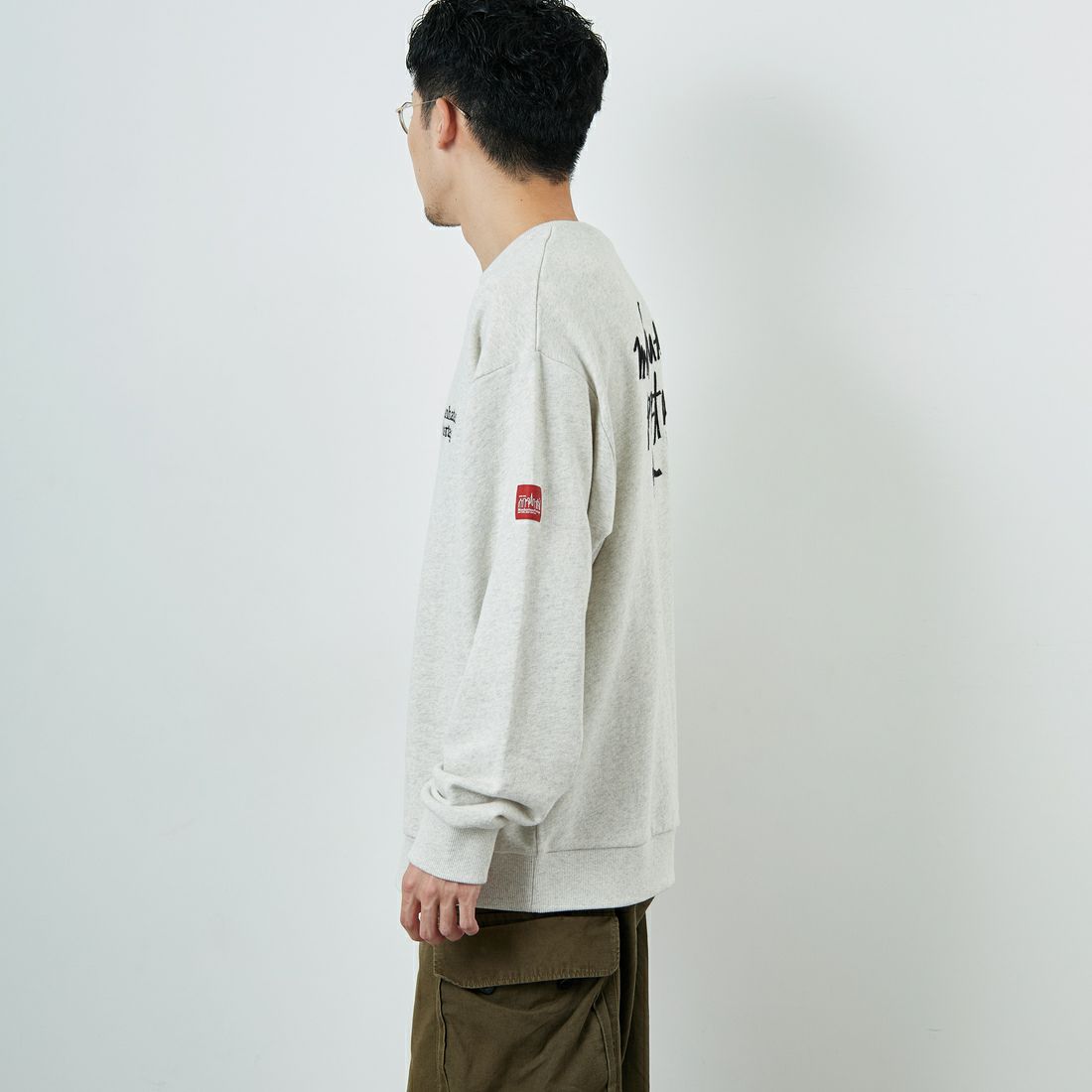 MANHATTAN PORTAGE [マンハッタンポーテージ] 別注 手書き風バック刺繍クルーネックスウェット [25FWMP-IN69-JF] OATMEAL &&モデル身長：168cm 着用サイズ：L&&