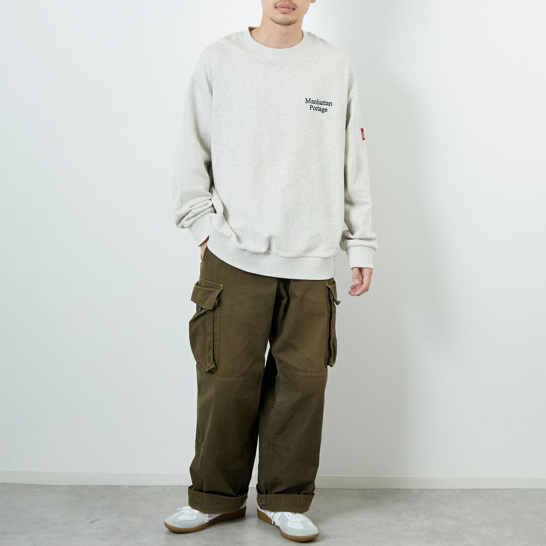 MANHATTAN PORTAGE [マンハッタンポーテージ] 別注 手書き風バック刺繍クルーネックスウェット [25FWMP-IN69-JF] OATMEAL &&モデル身長：168cm 着用サイズ：L&&