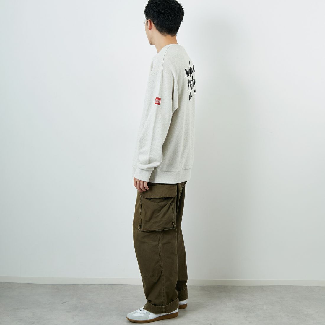 MANHATTAN PORTAGE [マンハッタンポーテージ] 別注 手書き風バック刺繍クルーネックスウェット [25FWMP-IN69-JF] OATMEAL &&モデル身長：168cm 着用サイズ：L&&