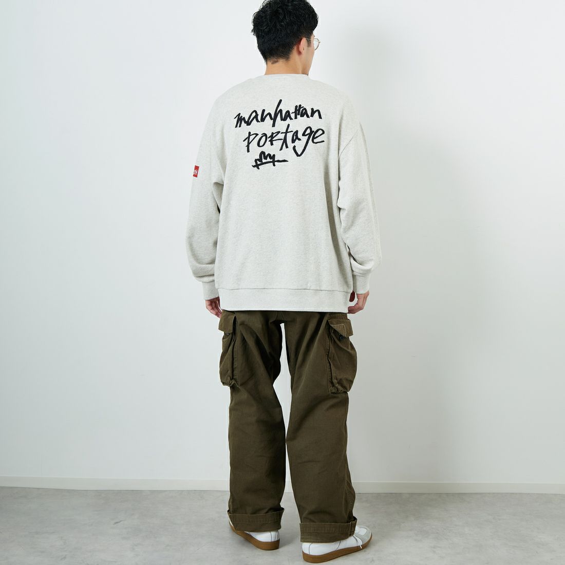 MANHATTAN PORTAGE [マンハッタンポーテージ] 別注 手書き風バック刺繍クルーネックスウェット [25FWMP-IN69-JF] OATMEAL &&モデル身長：168cm 着用サイズ：L&&