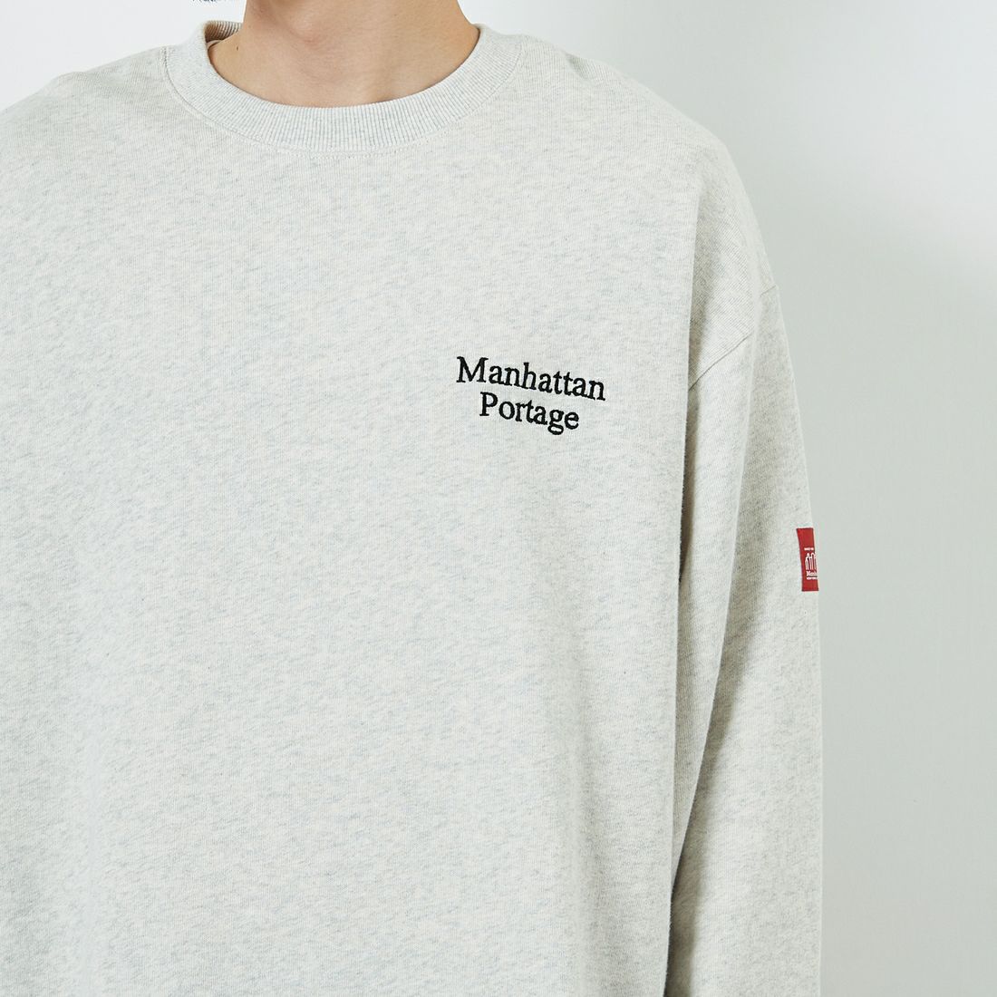 MANHATTAN PORTAGE [マンハッタンポーテージ] 別注 手書き風バック刺繍クルーネックスウェット [25FWMP-IN69-JF] OATMEAL &&モデル身長：168cm 着用サイズ：L&&