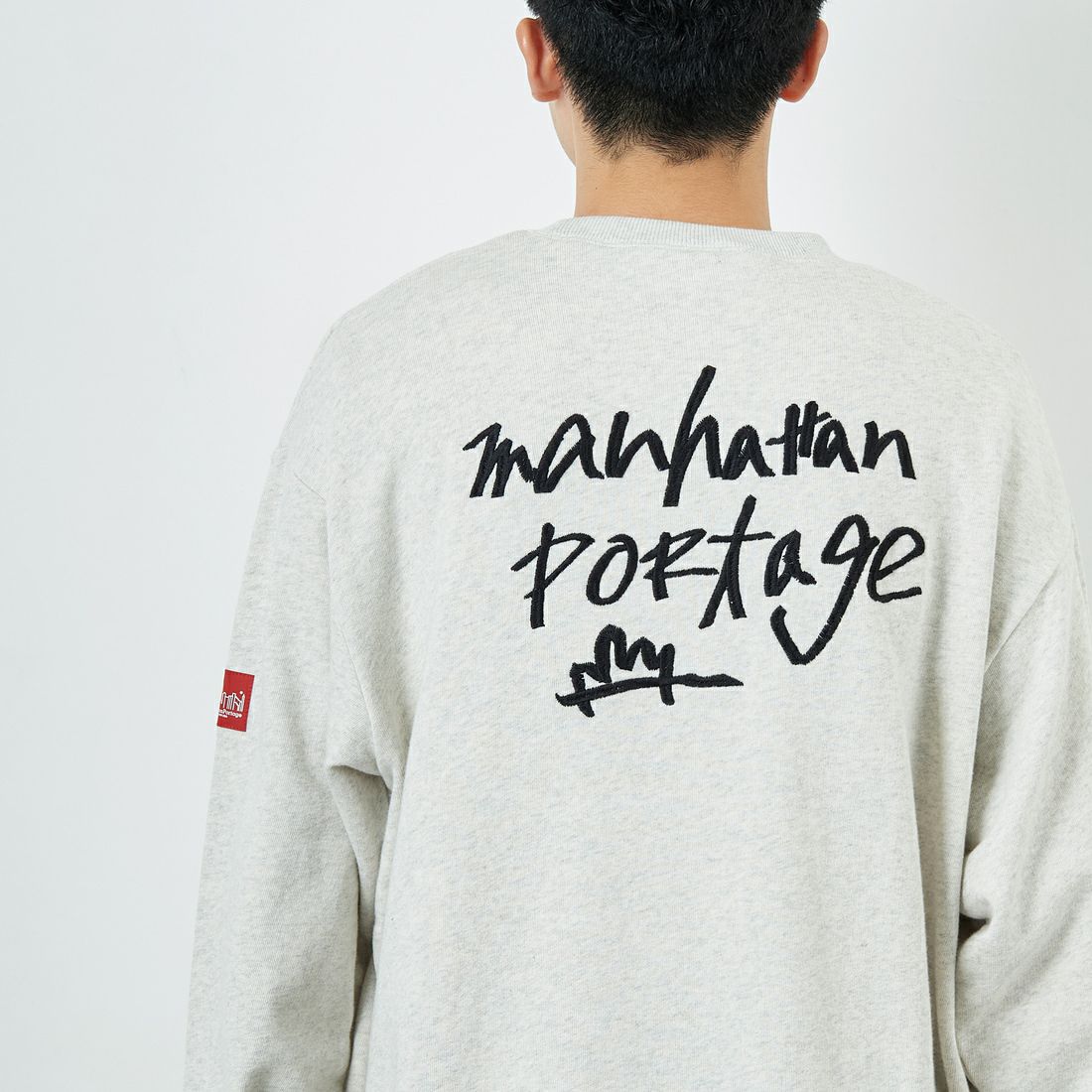 MANHATTAN PORTAGE [マンハッタンポーテージ] 別注 手書き風バック刺繍クルーネックスウェット [25FWMP-IN69-JF] OATMEAL &&モデル身長：168cm 着用サイズ：L&&