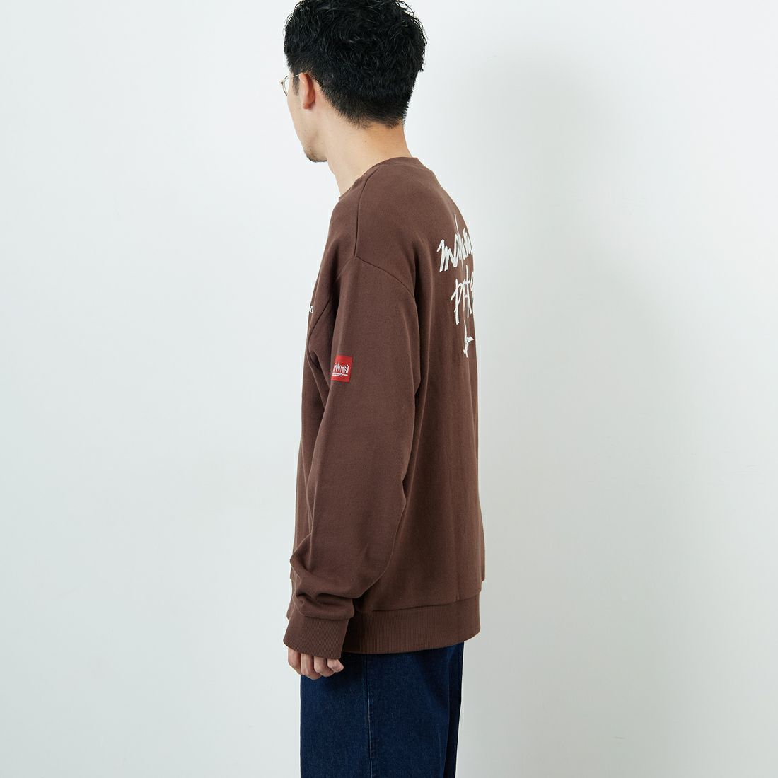 MANHATTAN PORTAGE [マンハッタンポーテージ] 別注 手書き風バック刺繍クルーネックスウェット [25FWMP-IN69-JF] D.BROWN &&モデル身長：168cm 着用サイズ：L&&