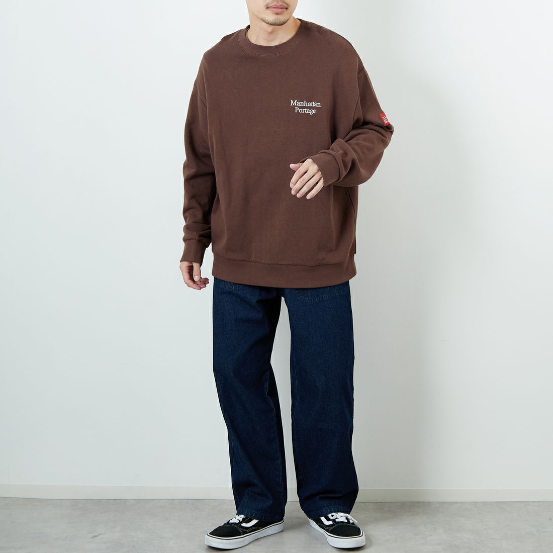 MANHATTAN PORTAGE [マンハッタンポーテージ] 別注 手書き風バック刺繍クルーネックスウェット [25FWMP-IN69-JF] D.BROWN &&モデル身長：168cm 着用サイズ：L&&