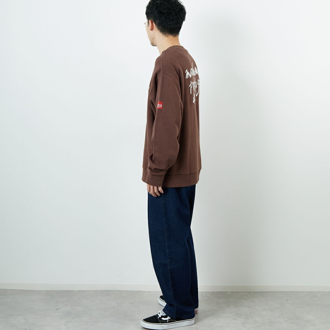 MANHATTAN PORTAGE [マンハッタンポーテージ] 別注 手書き風バック刺繍クルーネックスウェット [25FWMP-IN69-JF] D.BROWN &&モデル身長：168cm 着用サイズ：L&&