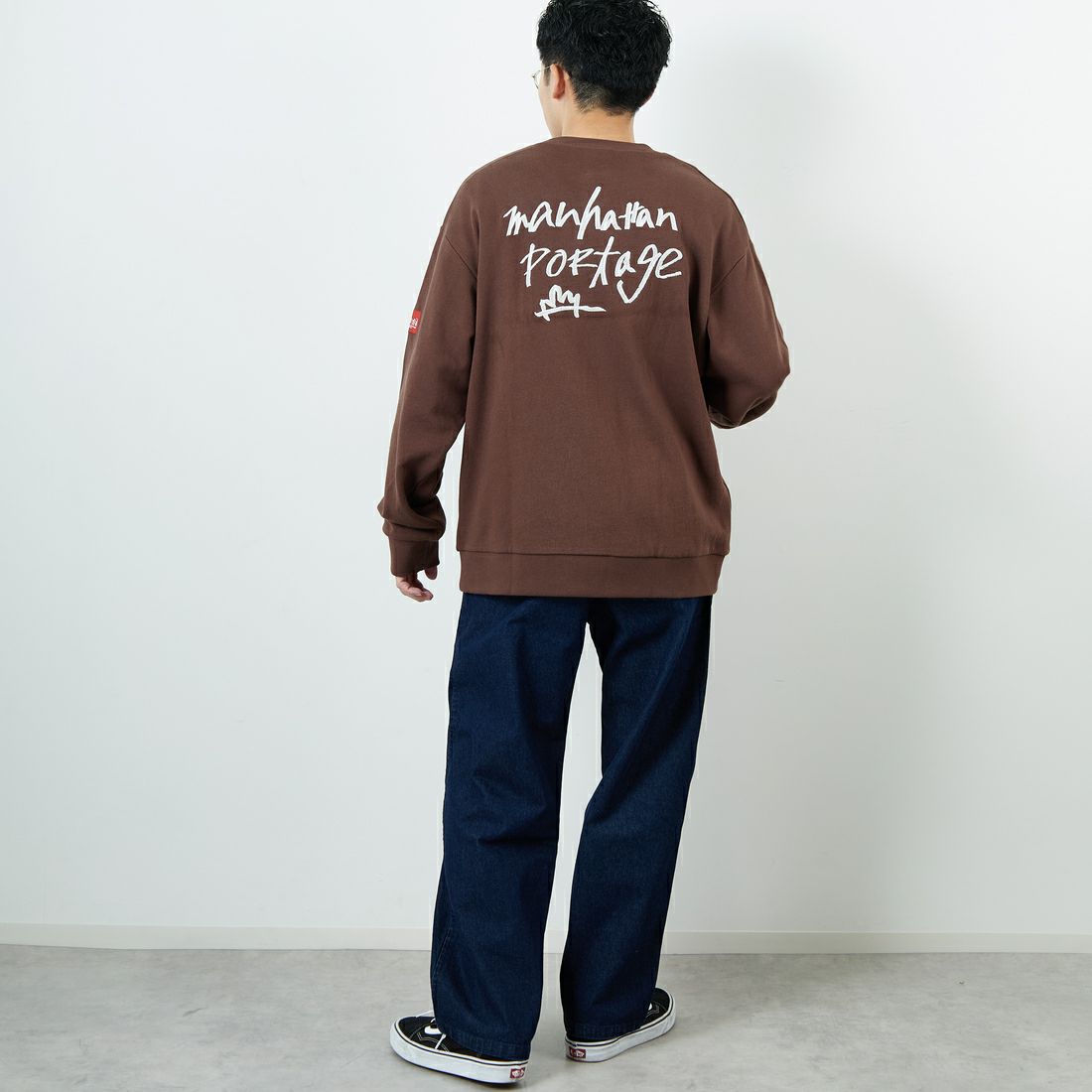 MANHATTAN PORTAGE [マンハッタンポーテージ] 別注 手書き風バック刺繍クルーネックスウェット [25FWMP-IN69-JF] D.BROWN &&モデル身長：168cm 着用サイズ：L&&