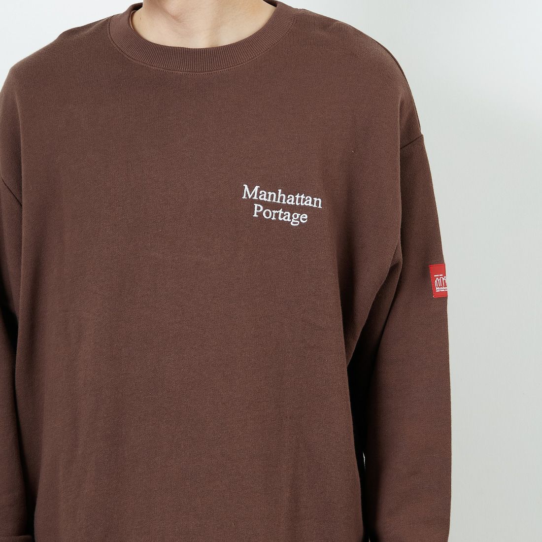 MANHATTAN PORTAGE [マンハッタンポーテージ] 別注 手書き風バック刺繍クルーネックスウェット [25FWMP-IN69-JF] D.BROWN &&モデル身長：168cm 着用サイズ：L&&