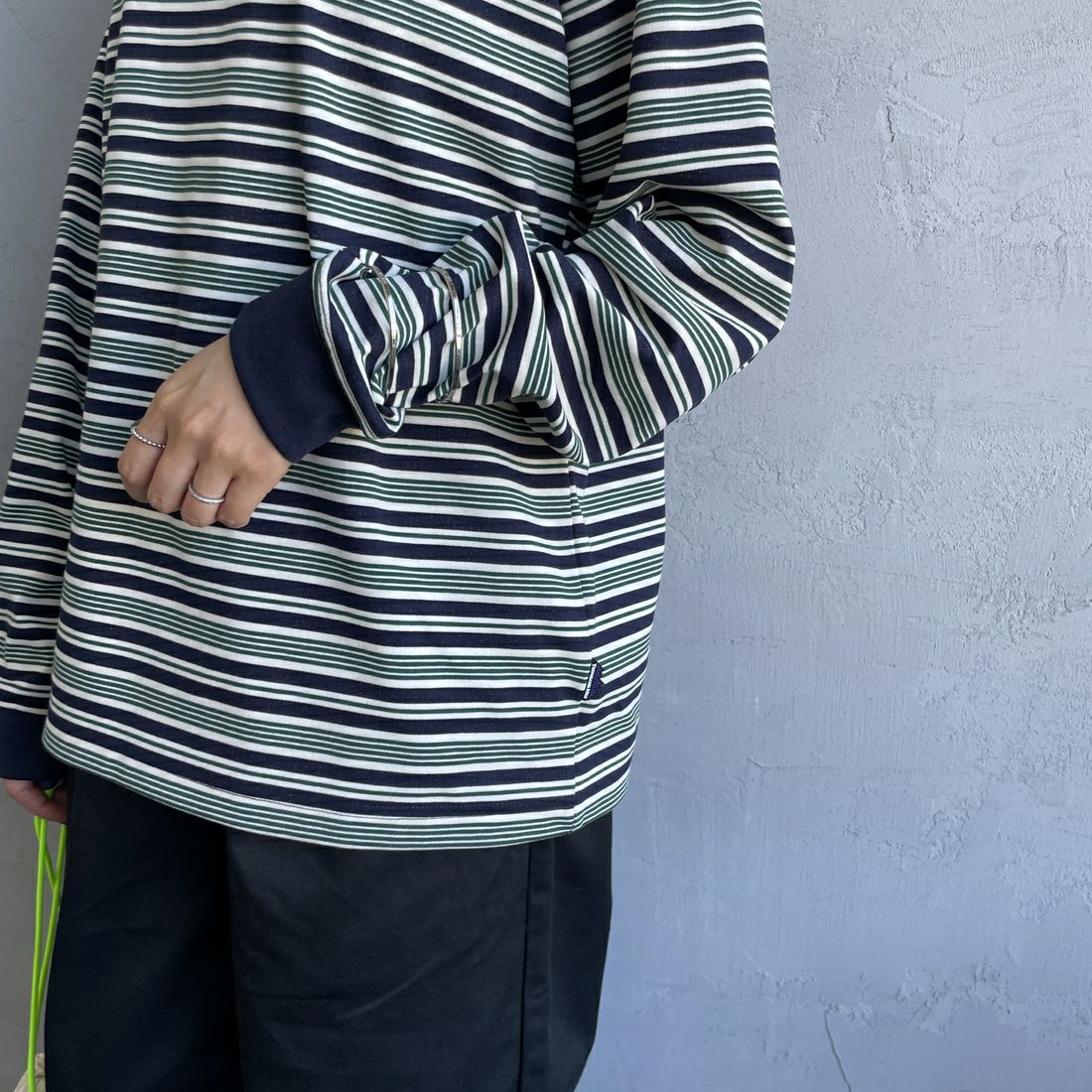 THOUSAND MILE [サウザンド マイル] ボーダーロングスリーブTシャツ [TM252TC00290] 96 GREEN &&モデル身長：159cm 着用サイズ：S&&