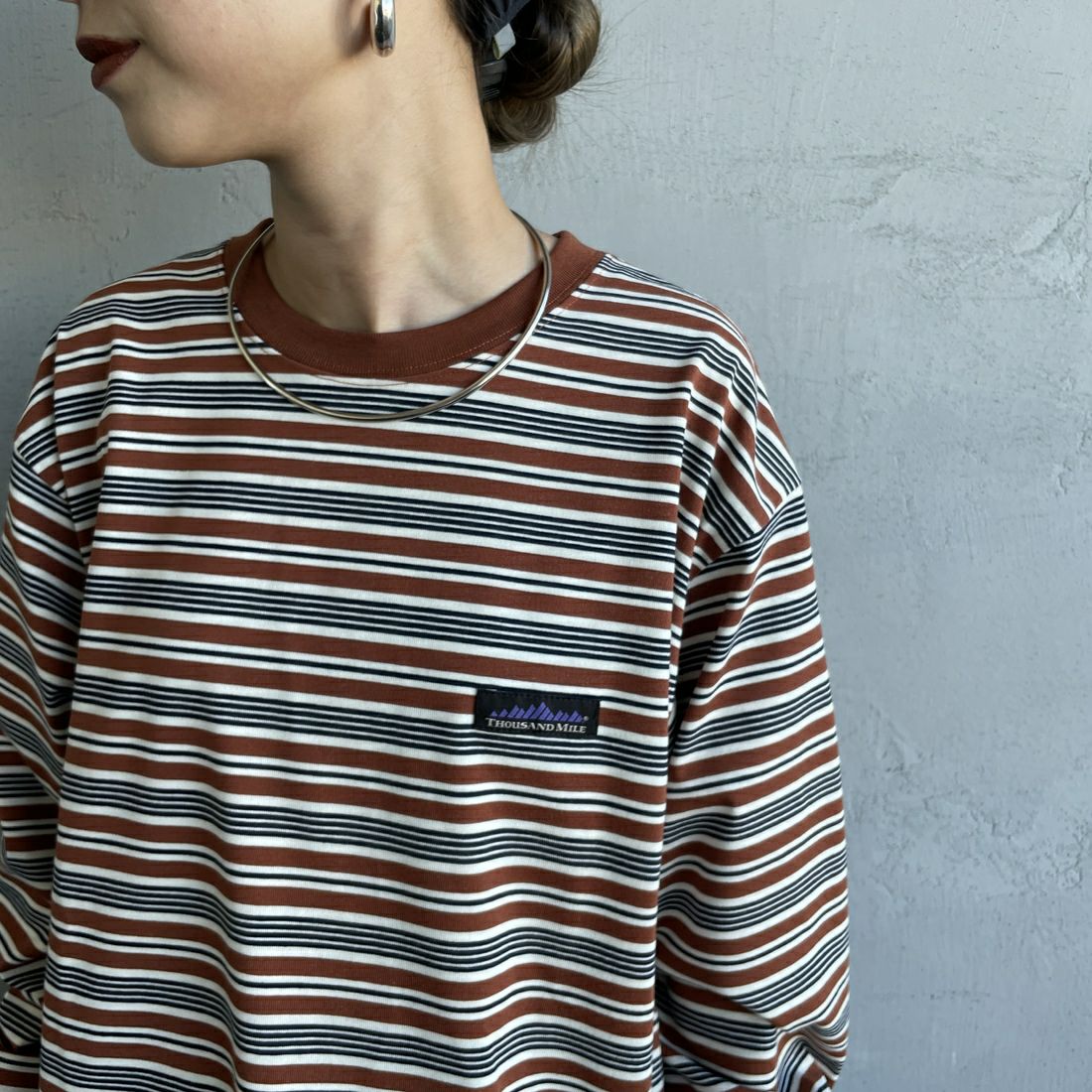 THOUSAND MILE [サウザンド マイル] ボーダーロングスリーブTシャツ [TM252TC00290] 95 BROWN &&モデル身長：150cm 着用サイズ：S&&
