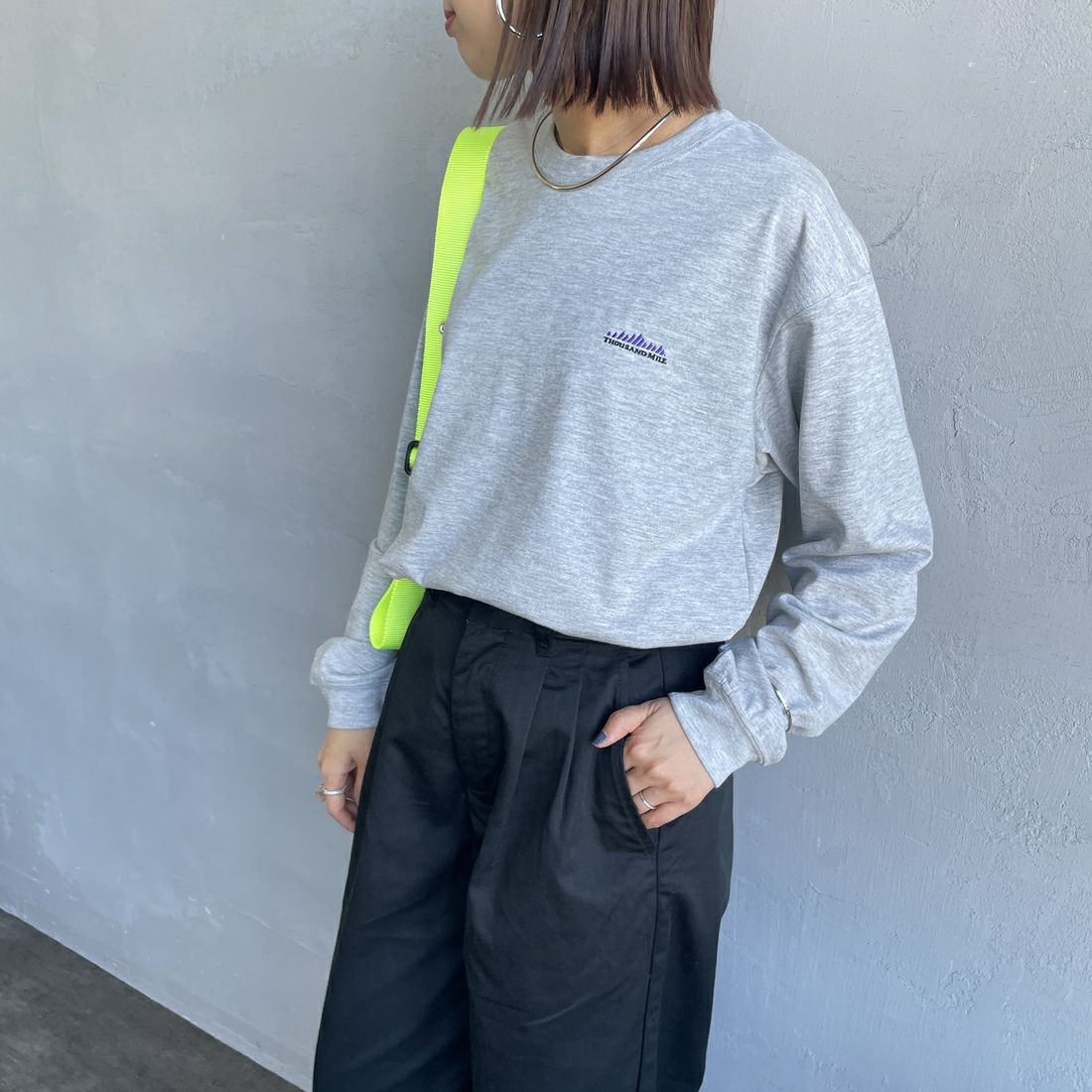 THOUSAND MILE [サウザンド マイル] ワンポイント刺繍ロゴ ロングスリーブTシャツ [TM252TC00280] 15 MD.GRY &&モデル身長：159cm 着用サイズ：S&&