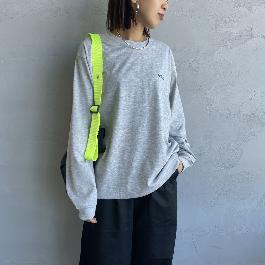 THOUSAND MILE [サウザンド マイル] ワンポイント刺繍ロゴ ロングスリーブTシャツ [TM252TC00280] 15 MD.GRY &&モデル身長：159cm 着用サイズ：S&&