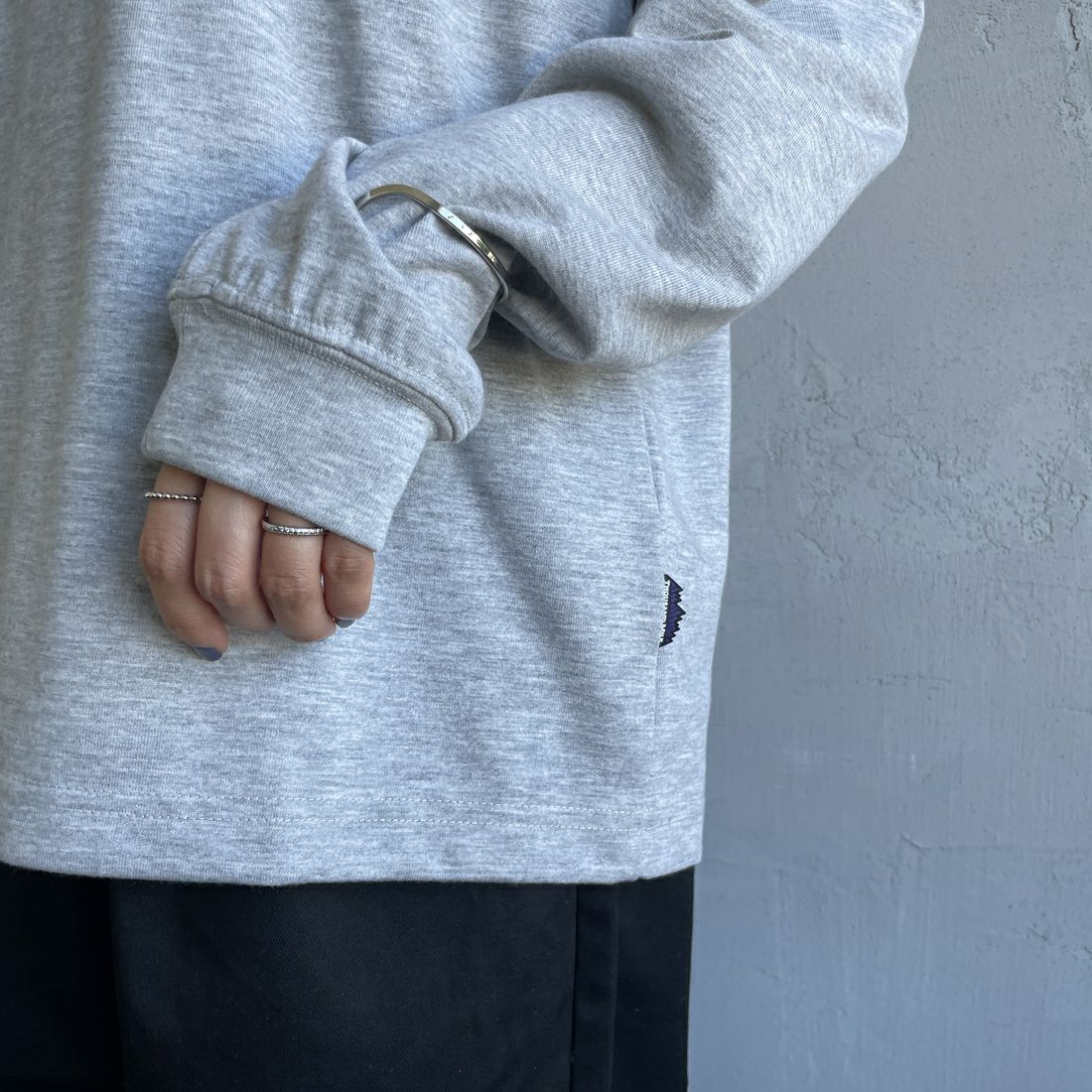 THOUSAND MILE [サウザンド マイル] ワンポイント刺繍ロゴ ロングスリーブTシャツ [TM252TC00280] 15 MD.GRY &&モデル身長：159cm 着用サイズ：S&&