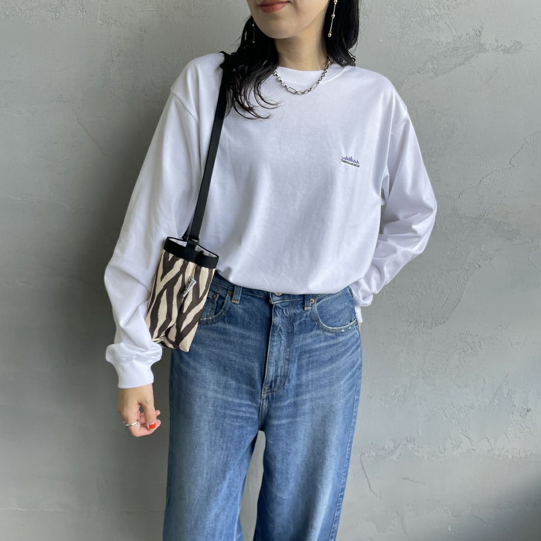 THOUSAND MILE [サウザンド マイル] ワンポイント刺繍ロゴ ロングスリーブTシャツ [TM252TC00280] 01 WHITE &&モデル身長：160cm 着用サイズ：S&&