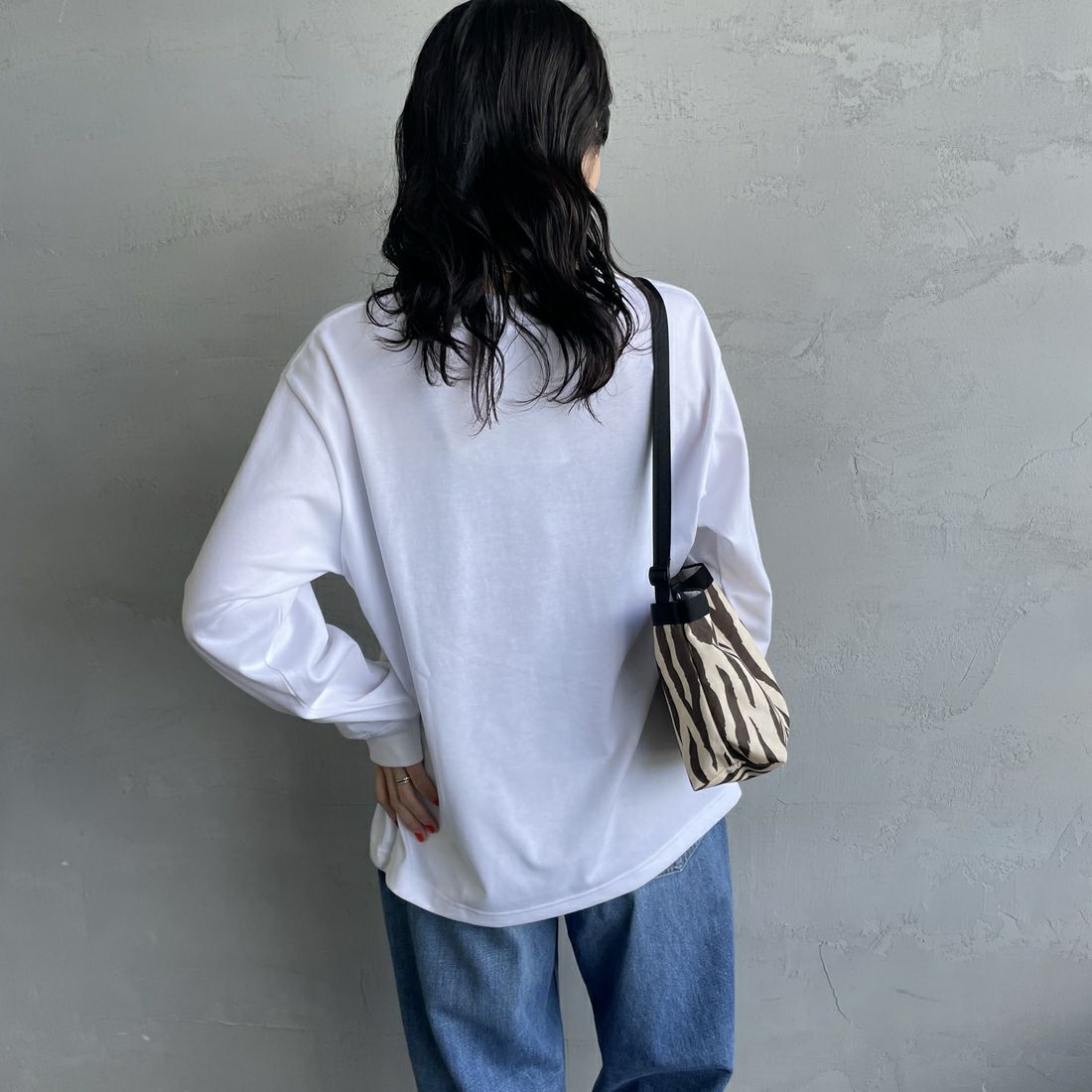 THOUSAND MILE [サウザンド マイル] ワンポイント刺繍ロゴ ロングスリーブTシャツ [TM252TC00280] 01 WHITE &&モデル身長：160cm 着用サイズ：S&&