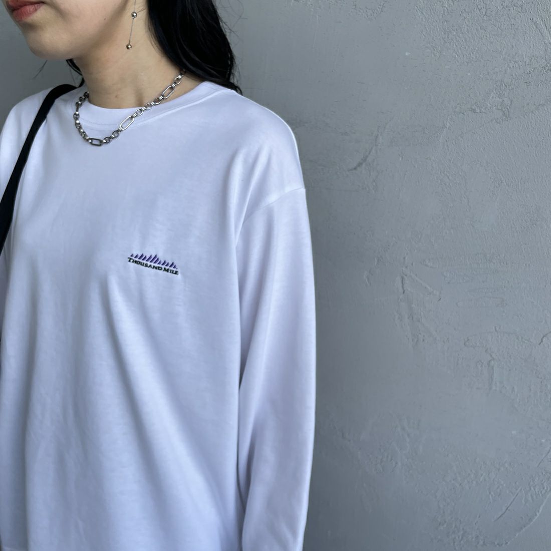 THOUSAND MILE [サウザンド マイル] ワンポイント刺繍ロゴ ロングスリーブTシャツ [TM252TC00280] 01 WHITE &&モデル身長：160cm 着用サイズ：S&&