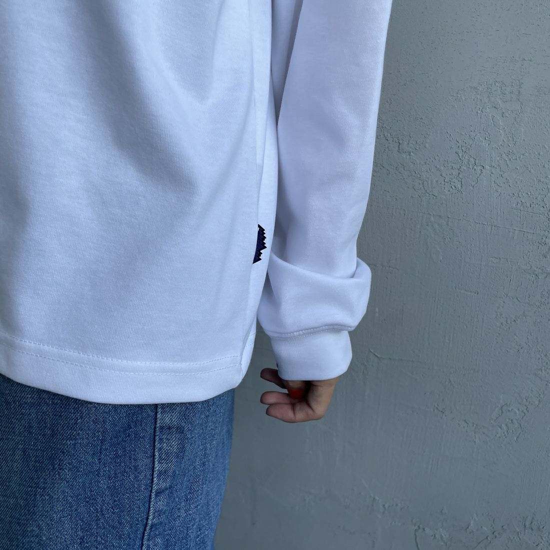 THOUSAND MILE [サウザンド マイル] ワンポイント刺繍ロゴ ロングスリーブTシャツ [TM252TC00280] 01 WHITE &&モデル身長：160cm 着用サイズ：S&&