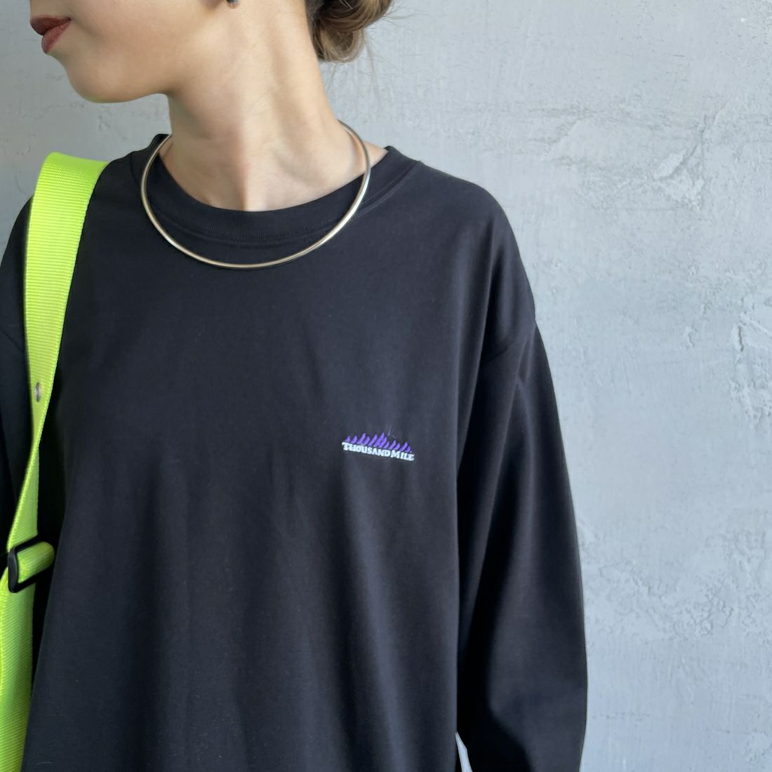 THOUSAND MILE [サウザンド マイル] ワンポイント刺繍ロゴ ロングスリーブTシャツ [TM252TC00280] 09 BLACK &&モデル身長：150cm 着用サイズ：S&&