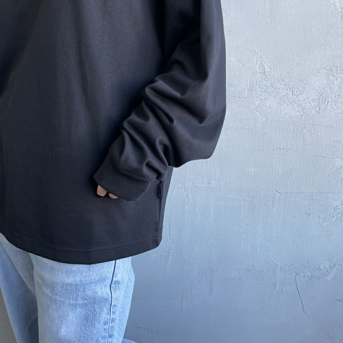 THOUSAND MILE [サウザンド マイル] ワンポイント刺繍ロゴ ロングスリーブTシャツ [TM252TC00280] 09 BLACK &&モデル身長：150cm 着用サイズ：S&&