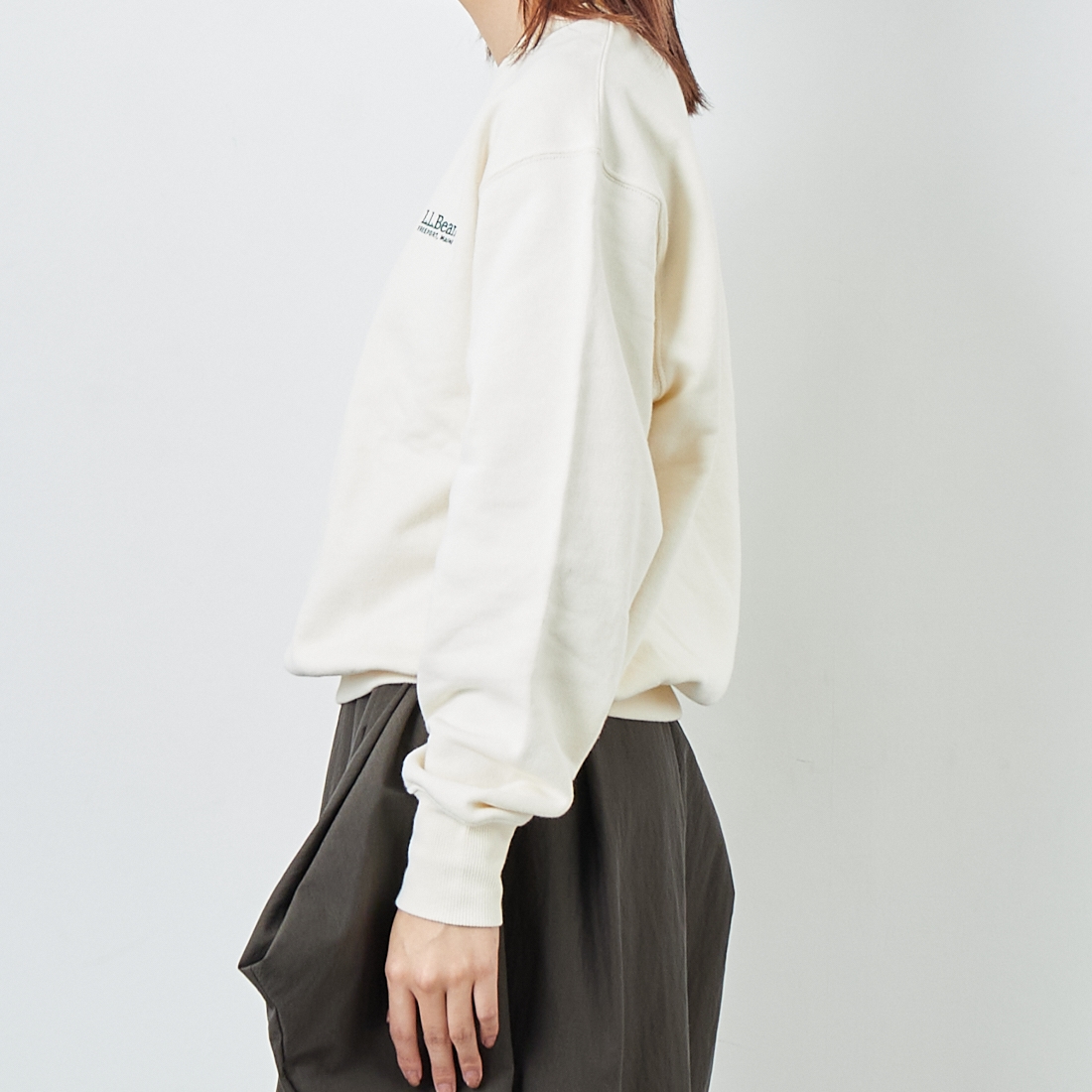 L.L.BEAN [エルエルビーン] SMITHFIELD クルーネックスウェットシャツ [5475-1137] 09 ECRU &&モデル身長：167cm 着用サイズ：M&&