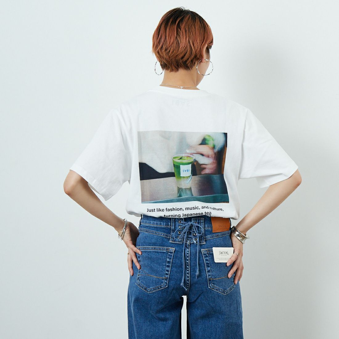 SABI [サビ] SABIコラボレーション バックプリントTシャツ [25189JF] WHITE &&モデル身長：160cm 着用サイズ：S&&