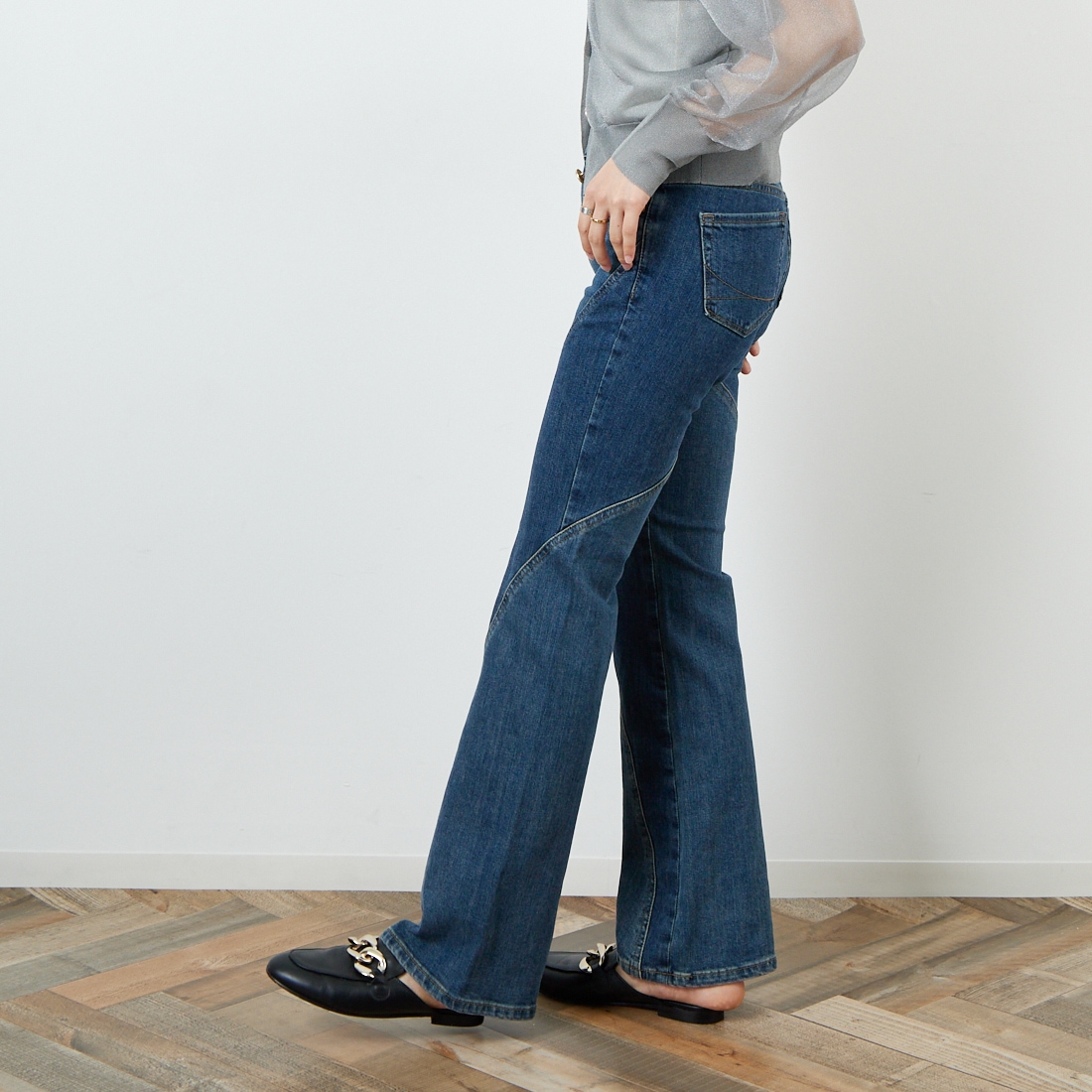 SOMETHING [サムシング] LISA スパイラルフレアデニムパンツ [SKY31] 786 SPIRAL &&モデル身長：160cm 着用サイズ：26&&