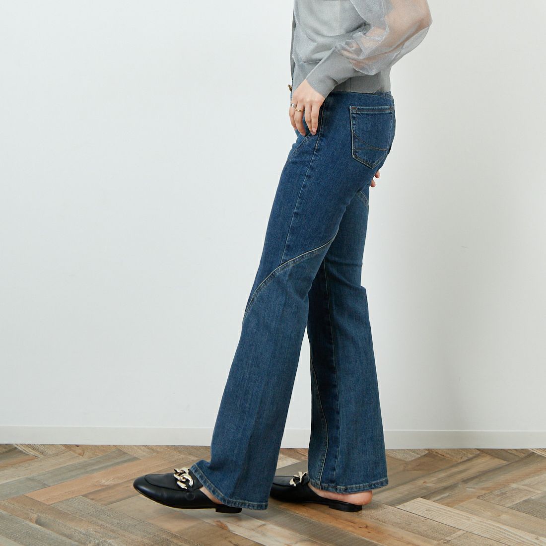 SOMETHING [サムシング] LISA スパイラルフレアデニムパンツ [SKY31] 786 SPIRAL &&モデル身長：160cm 着用サイズ：26&&