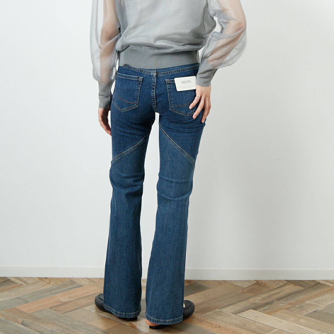 SOMETHING [サムシング] LISA スパイラルフレアデニムパンツ [SKY31] 786 SPIRAL &&モデル身長：160cm 着用サイズ：26&&