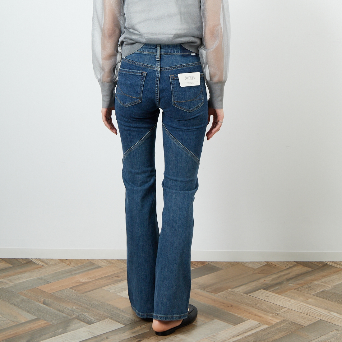 SOMETHING [サムシング] LISA スパイラルフレアデニムパンツ [SKY31] 786 SPIRAL &&モデル身長：160cm 着用サイズ：26&&