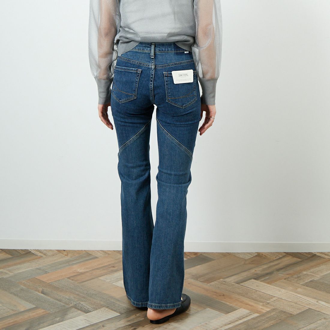 SOMETHING [サムシング] LISA スパイラルフレアデニムパンツ [SKY31] 786 SPIRAL &&モデル身長：160cm 着用サイズ：26&&