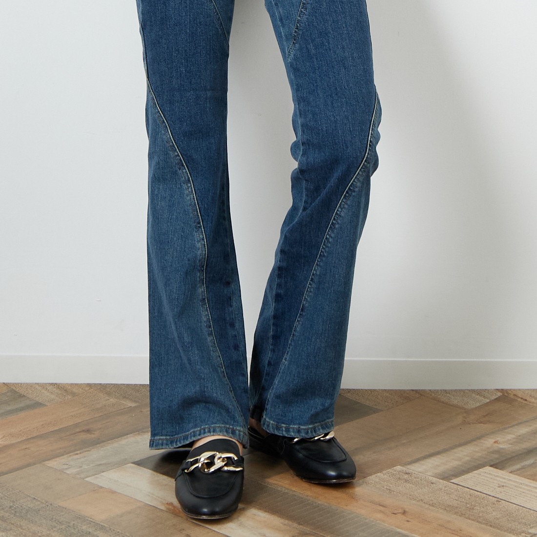 SOMETHING [サムシング] LISA スパイラルフレアデニムパンツ [SKY31] 786 SPIRAL &&モデル身長：160cm 着用サイズ：26&&