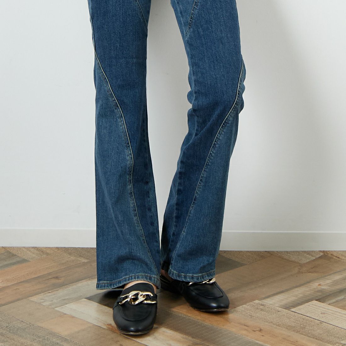 SOMETHING [サムシング] LISA スパイラルフレアデニムパンツ [SKY31] 786 SPIRAL &&モデル身長：160cm 着用サイズ：26&&