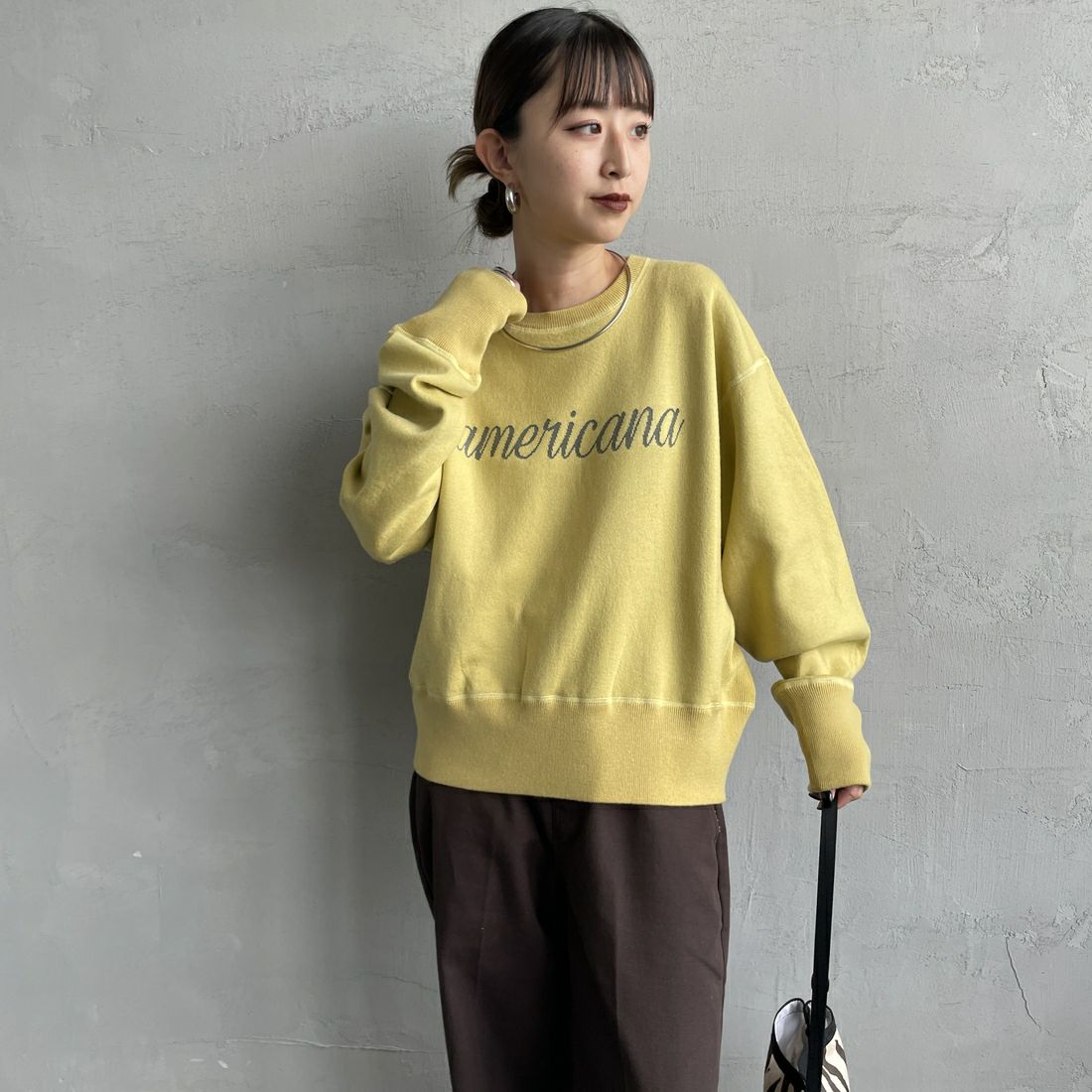 Americana × JEANS FACTORY [アメリカーナ × ジーンズファクトリー] 別注 ショート丈 フロントロゴ スウェットライクニット [ASO-C-003-2-JF] LTｲｴﾛｰ &&モデル身長：150cm 着用サイズ：ONE SIZE&&