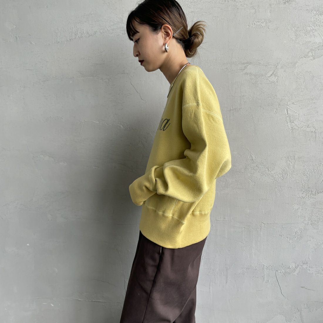 Americana × JEANS FACTORY [アメリカーナ × ジーンズファクトリー] 別注 ショート丈 フロントロゴ スウェットライクニット [ASO-C-003-2-JF] LTｲｴﾛｰ &&モデル身長：150cm 着用サイズ：ONE SIZE&&