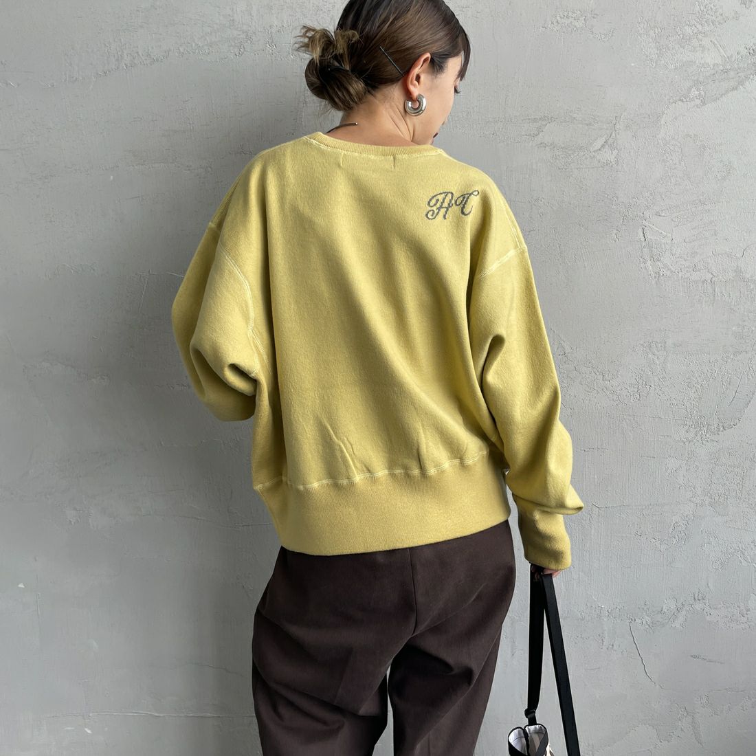 Americana × JEANS FACTORY [アメリカーナ × ジーンズファクトリー] 別注 ショート丈 フロントロゴ スウェットライクニット [ASO-C-003-2-JF] LTｲｴﾛｰ &&モデル身長：150cm 着用サイズ：ONE SIZE&&