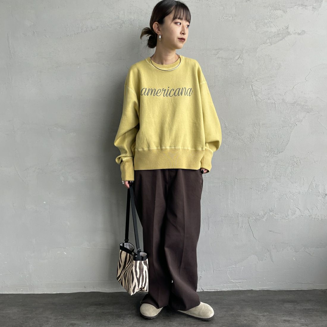 Americana × JEANS FACTORY [アメリカーナ × ジーンズファクトリー] 別注 ショート丈 フロントロゴ スウェットライクニット [ASO-C-003-2-JF] LTｲｴﾛｰ &&モデル身長：150cm 着用サイズ：ONE SIZE&&