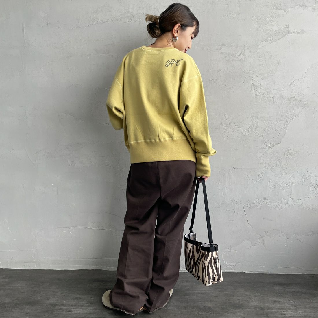 Americana × JEANS FACTORY [アメリカーナ × ジーンズファクトリー] 別注 ショート丈 フロントロゴ スウェットライクニット [ASO-C-003-2-JF] LTｲｴﾛｰ &&モデル身長：150cm 着用サイズ：ONE SIZE&&