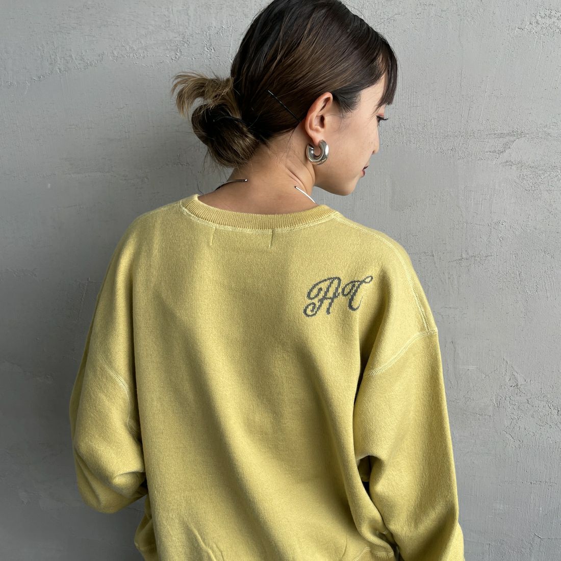 Americana × JEANS FACTORY [アメリカーナ × ジーンズファクトリー] 別注 ショート丈 フロントロゴ スウェットライクニット [ASO-C-003-2-JF] LTｲｴﾛｰ &&モデル身長：150cm 着用サイズ：ONE SIZE&&