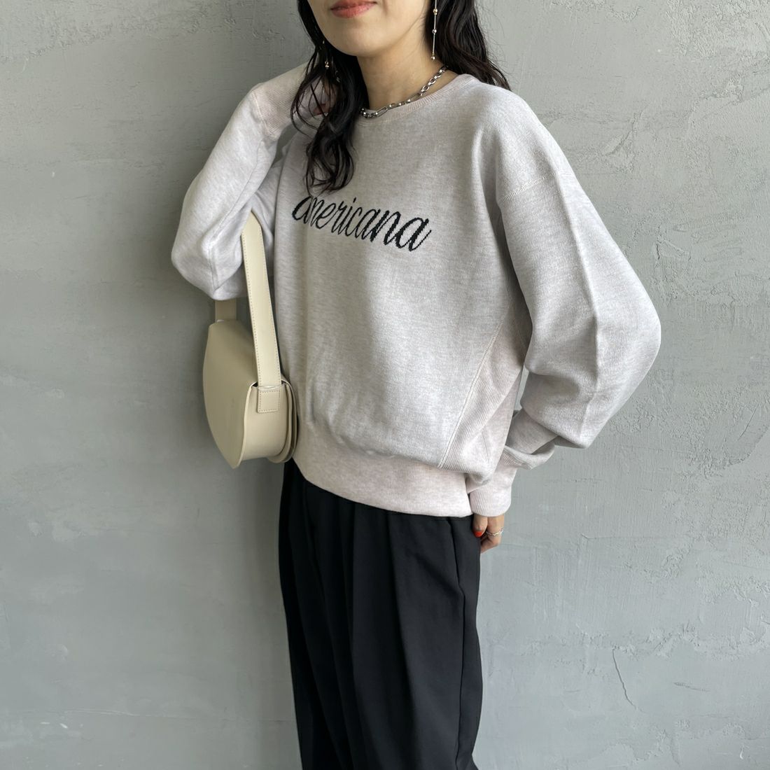 Americana × JEANS FACTORY [アメリカーナ × ジーンズファクトリー] 別注 ショート丈 フロントロゴ スウェットライクニット [ASO-C-003-2-JF] ｱｲﾎﾞﾘｰ &&モデル身長：160cm 着用サイズ：ONE SIZE&&