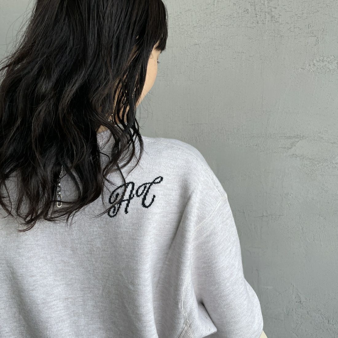 Americana × JEANS FACTORY [アメリカーナ × ジーンズファクトリー] 別注 ショート丈 フロントロゴ スウェットライクニット [ASO-C-003-2-JF] ｱｲﾎﾞﾘｰ &&モデル身長：160cm 着用サイズ：ONE SIZE&&